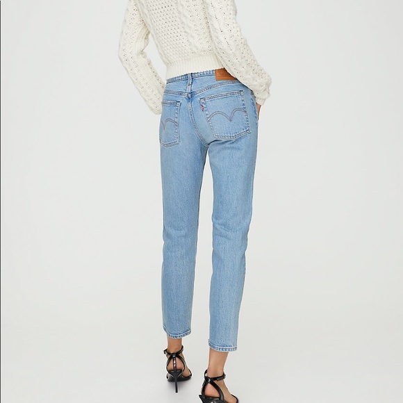 [SOLD] BNWT Aritzia Levi’s Wedgie Icon Light Denim Jeans - Picture 4 of 8